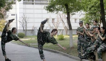 女生軍訓(xùn)時褲子開檔,定做服裝質(zhì)量為何這么水？